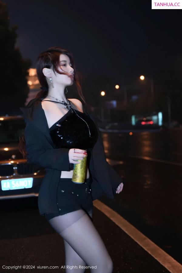 美七Mia  [XiuRen]高清写真图 2024.03.08 No.8199 美七 Mia 黑丝美腿第16张图片
